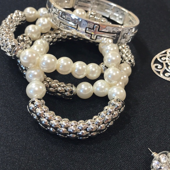 Bundle of Fashion Jewelry - Picture 2 of 8